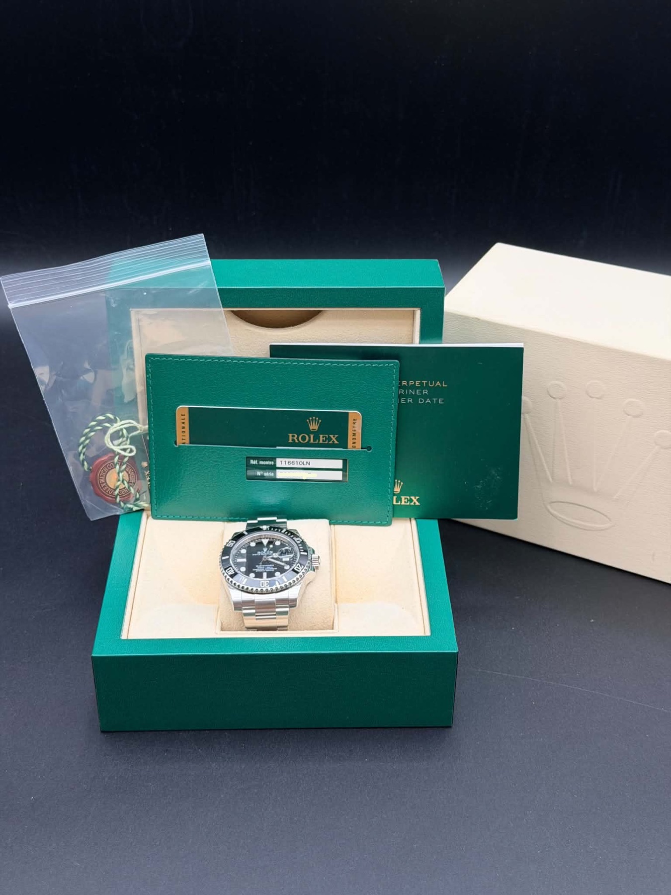 Rolex Submariner Date 116610LN 2014 complete box and papers set